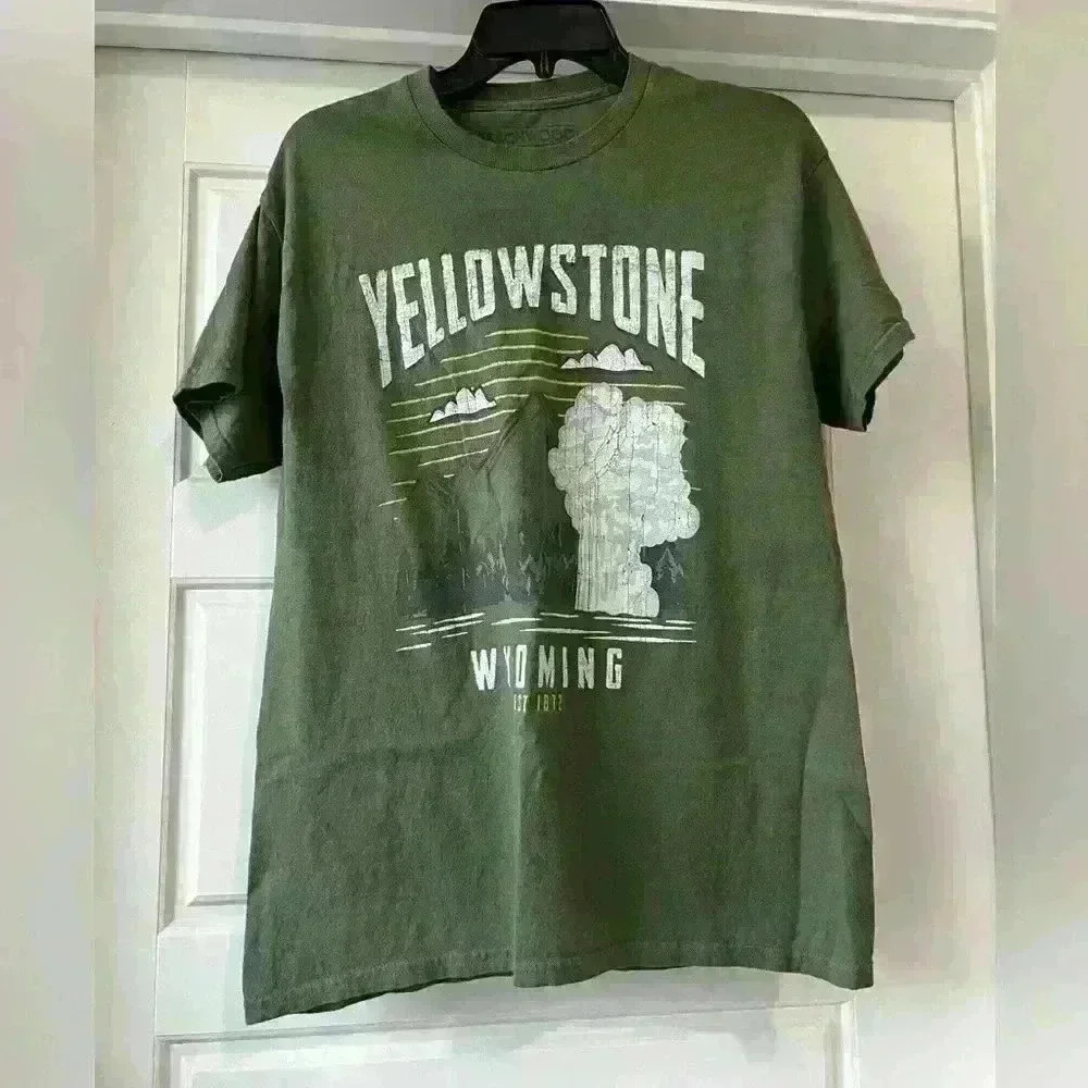 Green Women’s Yellowstone T-shirt size Medium
